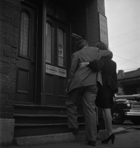 Un couple enlacé va entrer dans un appartement. Sur la porte, on peut lire une affiche disant « Victoire Chambres à la journée ».
