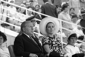 Pierre Dupuy accompagné par la princesse Grâce de Monaco et sa fille, la princesse Caroline