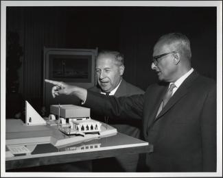 Pierre Dupuy lors du dévoilement de la maquette du pavillon de l’Inde