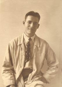Portrait taille d'Émile Brunet souriant vers 1913