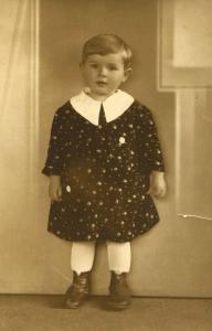 Photo monochrome en pied d’une petite fille de deux ans.
