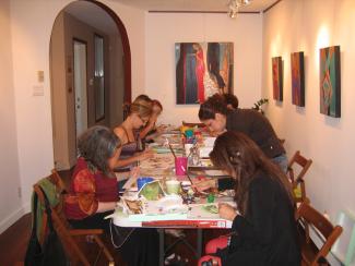 Sept personnes assises en train de peindre