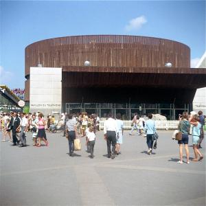 Vue sur le pavillon du téléphone, avec la foule qui circule