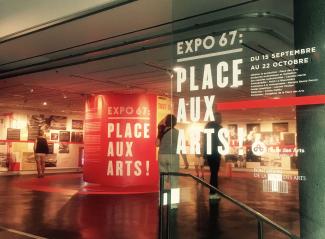 Entrée de l’exposition Expo 67 : Place aux arts! mettant en espace des archives journalistiques, photographiques, audiovisuelles et sonores sur le Festival mondial des arts 