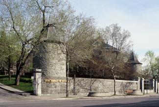 Tours du fort de la Montagne sur la rue Sherbrooke Ouest, derrière les murs du Grand Séminaire de Montréal