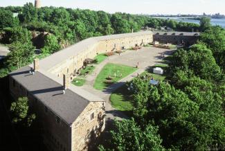 L’ancien dépot militaire britannique sur l’île Sainte-Hélène, aujourd’hui le musée Stewart