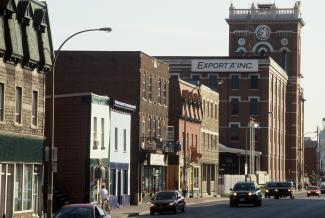 Vue sur la manufacture Macdonald Tobacco et la rue Ontario en 2004.