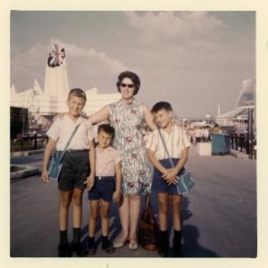 La famille Taillefer devant le pavillon de l’Angleterre