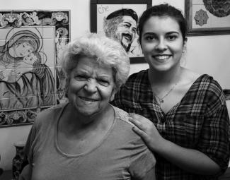 Photo en noir et blanc montrant une grand-mère et sa petite-fille en plan rapproché. 