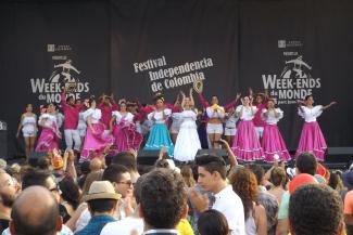 Spectacle de danse lors de la fête nationale de la Colombie au parc Jean-Drapeau, de jour