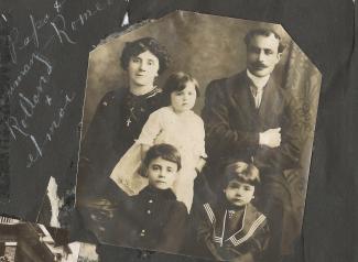 Photo de la famille Farah-Lajoie. Y figurent le père à droite, la mère à gauche, et trois de leurs enfants au centre.