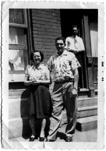 Berta et Domingo Reis avec un ami devant leur maison, rue de Bullion, Montréal, août 1955.