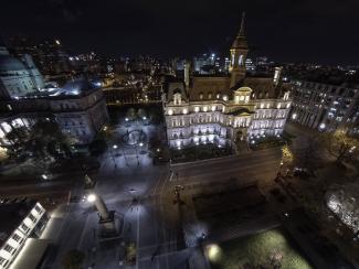 Photo aérienne de nuit de l’hôtel de ville.