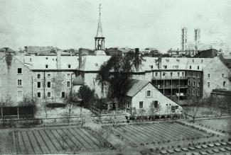 Vue de l’arrière du couvent des Soeurs Grises en 1867.