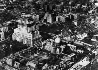 vue aérienne de la cathédrale Saint-James et construction de l’édifice Sun Life