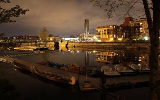 Photographie couleur de Griffintown le soir, vu du sud de Montréal.