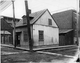 Maison de bois typique d’un milieu populaire. Au début du XXe siècle, la rue Barré se situe dans le Griffintown, quartier alors constitué de nombreux ouvriers d’origine irlandaise.