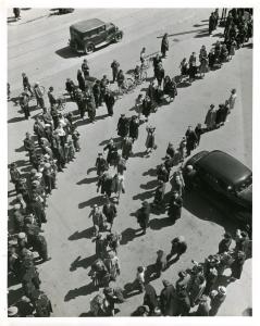 Foule d'ouvriers et ouvrières en grève.