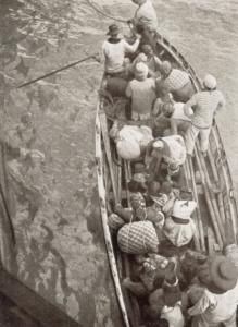 Embarcation chargée de réfugiés accostant le croiseur français L’Illustration