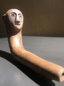Reproduction d’une pipe iroquoienne avec visage sculpté