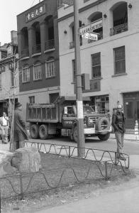 Photo en noir et blanc montrant le coin des rues Saint-Urbain et De La Gauchetière.