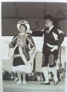 Un homme et une femme dansent. Ils portent des habits traditionnels péruviens.