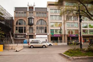 Édifices commerciaux sur le boulevard Saint-Laurent au nord de Viger.