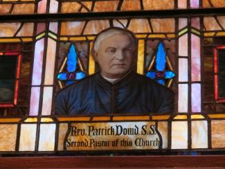 Vitrail du père Dowd dans la basilique de Saint-Patrick
