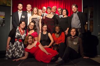 Photo de groupes réunissant seize personnes souriantes en tenue de soirée.