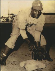 Le joueur de baseball Jackie Robinson.