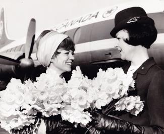 Janette Bertrand et une femme de la compagnie Air Canada devant un avion de la compagnie