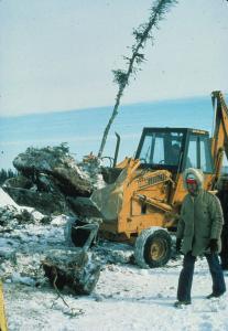 Prélèvement des blocs de tourbe dans la tourbière du lac Hélène à la baie James à l’hiver 1979. 
