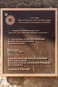 Plaque soulignant le 50e anniversaire de la première vague d'immigration portugaise au Canada en 2003.