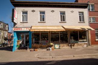 Devanture de l’épicerie Soares et fils sur la rue Duluth.