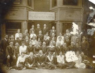 Groupe d’élèves devant l’école Peretz.