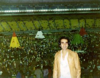 Homme dans les gradins du stade olympique.