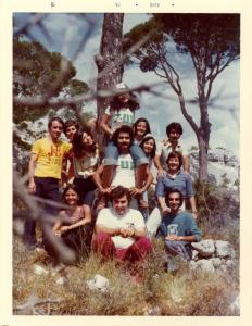 Douze amis sur la montagne, au Liban.