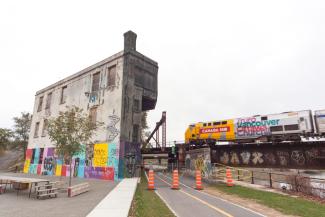 La tour d'ailluillage en 2017. Le bâtiment est abandonné.