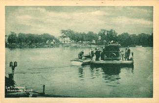 La carte postale montre une voiture et des personnes traversant la rivière des Prairies sur une embarcation vers 1930