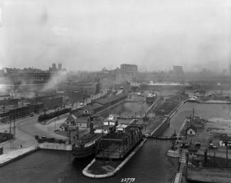 Photographie du canal de Lachine, vu à vol doiseau de biais à Montréal