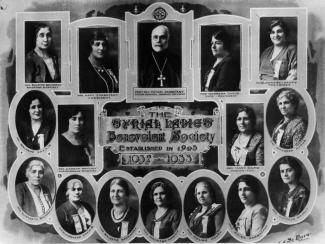 Photos individuelles en médaillon de quinze femmes et d'un homme.