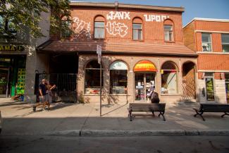 Scène de rue montrant la Librairie espagnole sur le boulevard Saint-Laurent