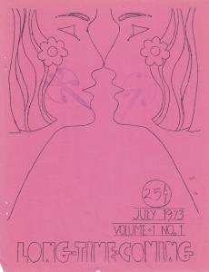 Couverture sur carton rose du premier numéro de la revue Long Time Coming, qui comporte une illustration au trait de deux femmes en miroir.