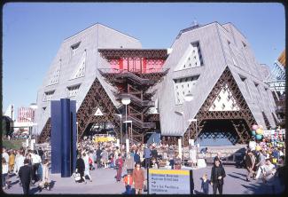 Vue sur un pavillon thématique avec la foule de visiteurs tout autour