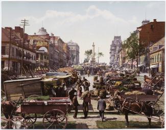 Carte postale ancienne, colorisée, représentant des marchands de légumes sur une place publique.