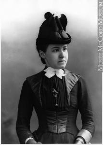 Jeune femme portant un chapeau noir