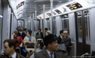 Photographie couleur d'usagers et usagères du métro, observateurs et attentifs.
