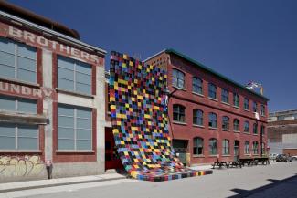 Installation de Philippe Allard et Justin Duchesneau sur la place publique de la Fonderie Darling.