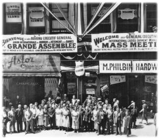Grévistes devant des magasins de la rue Sainte-Catherine en 1937.
