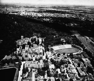Photographie aérienne du Mont-Royal. Au bas, le complexe de l’hôpital Royal-Victoria.  